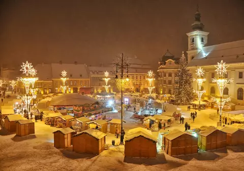 Îţi vine să crezi că e în România? ORAŞUL LUI MOŞ CRĂCIUN, în CENTRUL SIBIULUI