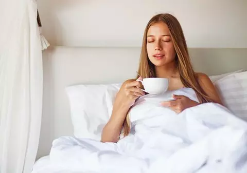 Băuturi care te ajută să dormi mai bine. Scapă de insomnie!