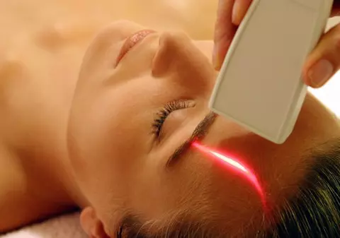 Cearcănele și umbrele întunecate din jurul ochilor pot dispărea cu un laser special