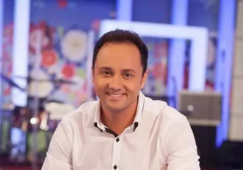 Până acum l-a ţinut departe de OCHII PRESEI! Uite cum ARATĂ TATĂL lui CĂTĂLIN MĂRUŢĂ! Ţi se pare că prezentatorul seamănă cu el?