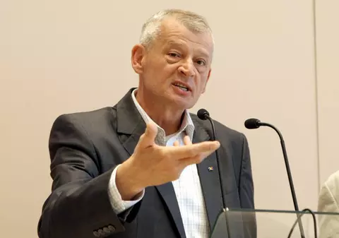 Sorin Oprescu împlineşte astăzi 62 de ani! Transmite-i un mesaj!