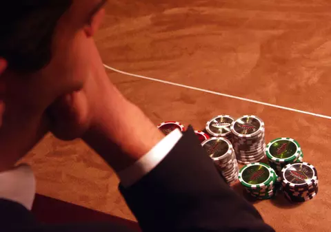 Incredibil! Banii de flagrant au dispărut la poker. Un procuror DIICOT a pierdut 100.000 de euro