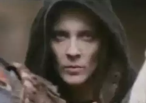 HORROR! Te-a speriat întruchipându-l pe SATAN, în "PATIMILE LUI HRISTOS"! Cea care l-a JUCAT pe DIAVOL este FIICA UNUI MARE CÂNTĂREŢ şi arată şi mai ÎNFRICOŞĂTOR în realitate! VIDEO