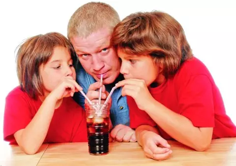 Ai obiceiul să consumi sucuri acidulate? Vezi ce ce întâmplă cu creierul tău