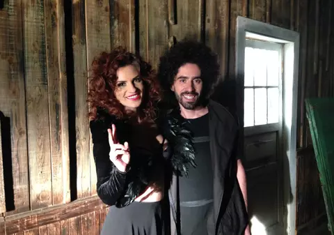 PREMIERĂ LIBERTATEA.RO | Viky Red și Ellie White lansează Imnul Îndrăgostiților!