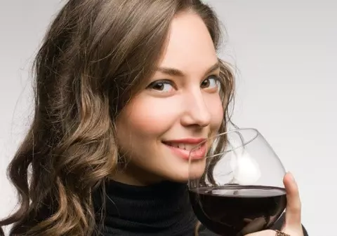 Top 5 alimente şi băuturi care îţi înnegresc dinţii