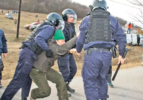 Forţele de ordine au luat-o razna la Pungeşti! Costel Vârnacea: «M-au bătut şi m-au lăsat acolo, pe jos, inconştient»