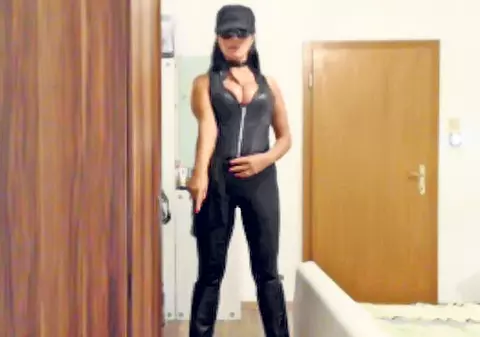 Moculeasca încinge bărbaţii în ţinuta Angelinei! Şi-a cumpărat un costum din piele din banii câştigaţi la videochat