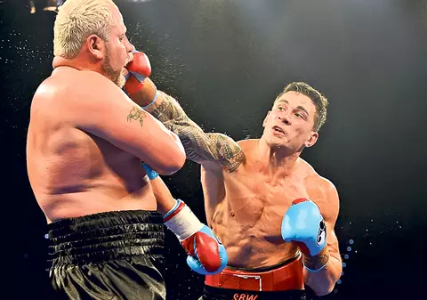 S-a bătut singur! Rugbistul Sonny Bill Williams a pierdut titlul de campion al Noii Zeelande la box pentru că nu şi-a pus centura în joc