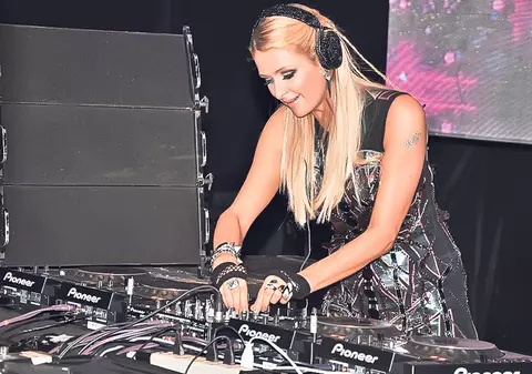 Paris Hilton se joacă de-a DJ-ul pentru 350.000 $ pe oră!