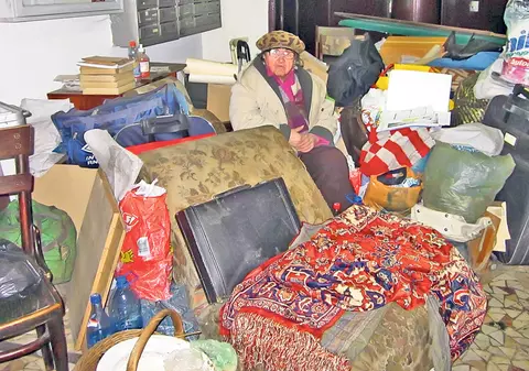 EXCLUSIV | PRIMA FEMEIE PARAȘUTIST a ajuns, după atâtea ore dedicate zborului, să fie scoasă în stradă! Doarme de două nopţi în HOLUL BLOCULUI