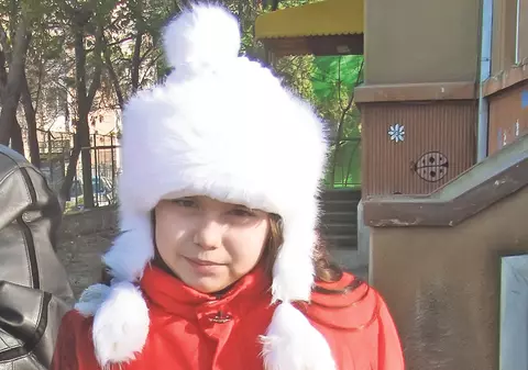 Ea e minunea de Crăciun! Se bucură de căldura unui cămin în casa mamei sale adoptive