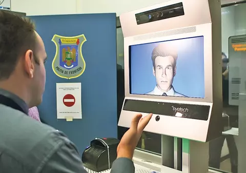 Turiştii din aeroport, chestionaţi de un poliţist-robot