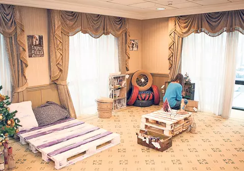 Aşa arată o cameră făcută din obiecte din gunoaie | FOTO