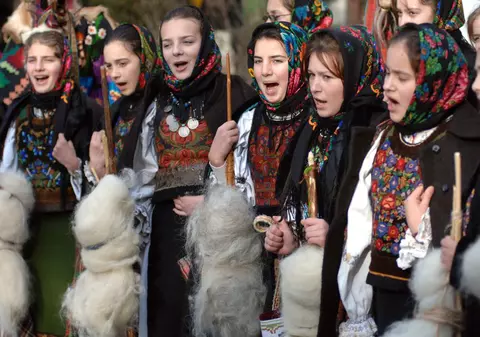 Poliţia Română DĂ SFATURI COPIILOR CARE MERG LA COLINDAT. Oamenii legii ştiu ce trebuie să evite micuţii