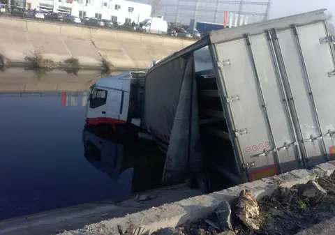 Un tir s-a răsturnat în Dâmboviţa! FOTO
