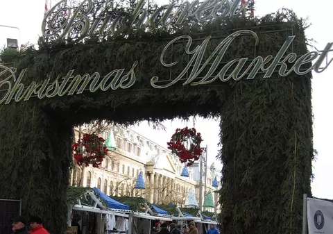 La târgul tradiţional românesc de la Universitate  s-a terminat limba română: ”Bucharest Christmas Market”