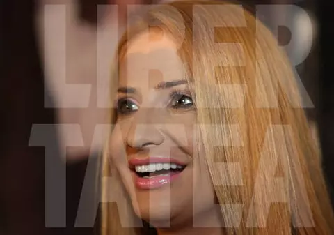 JULIA JIANU ARE CU CE SE LĂUDA! UITE CE FRUMOASĂ A FOST LÂNGĂ BRADUL DE CRĂCIUN!