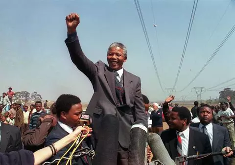 O LUME ÎNTREAGĂ VREA SĂ ŞTIE ASTA. Ce făcea fiica lui Mandela când a aflat de moartea tatălui său? 