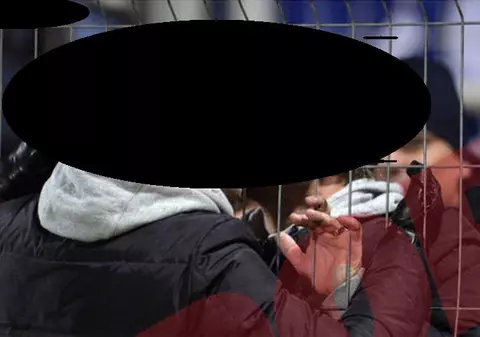 UN SĂRUT PE GURĂ ARUNCĂ FOTBALUL ÎN AER! Ce fel de relaţie au aceşti bărbaţi şi ÎI MAI ŢINE GIGI LA STEAUA? VEZI FOTOGRAFIA-DOVADĂ