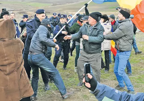 GESTUL LOR VA UIMI ROMÂNIA! Localnicii din Pungeşti AU RECURS LA O MĂSURĂ DISPERATĂ | FOTO