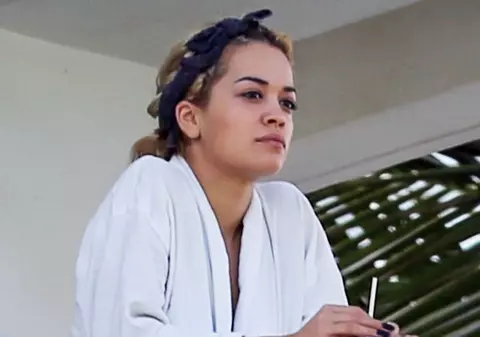 Cântăreaţa britanică Rita Ora, dată afară din casă 