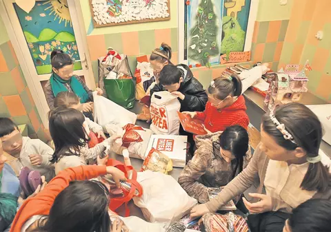 «Uau, câte cadouri!» Moş Crăciun a lăsat la redacţia ziarului nostru daruri pentru micuţii din Centrul Sfânta Macrina din Capitală