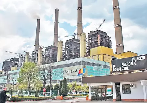 Situaţie paradoxală pentru angajaţii Complexului Energetic Oltenia | Le-a dat prime de Crăciun, apoi i-a băgat în şomaj