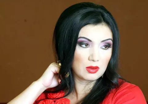 Când intri în gura Adrianei Bahmuţeanu, să te ţii! "Nu esti nici frumoasă, nu eşti nici foarte slabă, nu te duce nici capul foarte mult. Eşti O ARĂTARE!" 