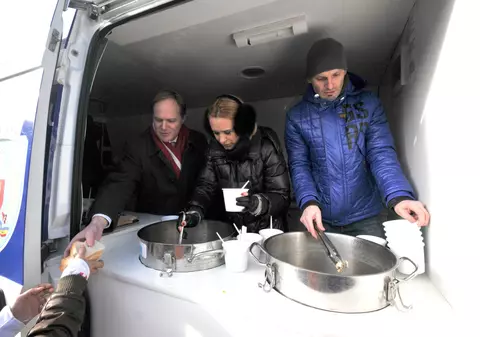 Andreea Esca şi ambasadorul Marii Britanii au oferit ciorbă oamenilor străzii, la Gara de Nord