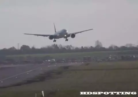 Imagini înfiorătoare! Avion spulberat de vânt la aterizare | VIDEO
