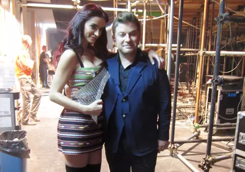 Ia mâna, Bartoşe, de pe 'bunăciunea" asta!