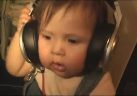 CEL MAI DULCE BEBE iubitor de muzică! Uite cum reacţionează | VIDEO