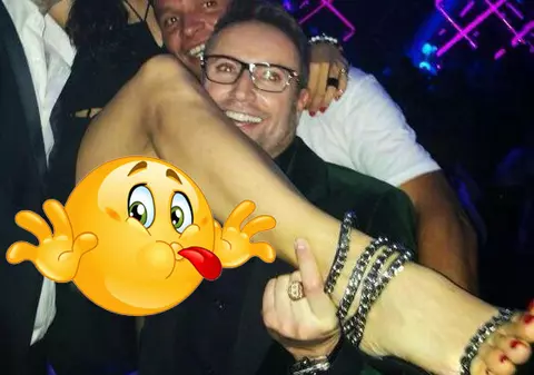 S-A LĂSAT CU DEZMĂŢ la aniversarea lui BOTE! Uite O CELEBRĂ BRUNETĂ cu CHILOŢII PE UMĂRUL LUI | FOTO