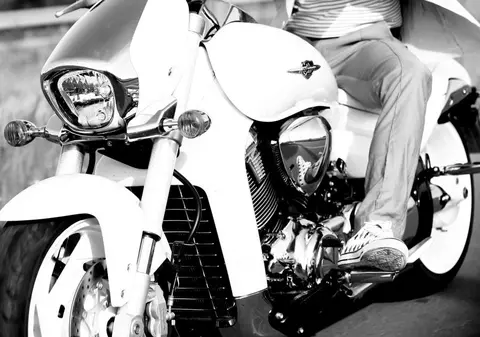 AU DAT-O PE FAŢĂ! UNUL dintre cei mai RÂVNIŢI BURLACI de la noi nu-şi mai ŢINE IUBITA ASCUNSĂ!