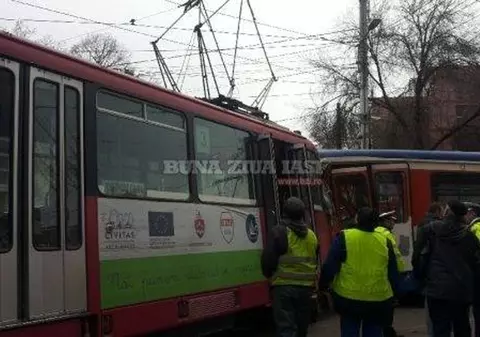 ACCIDENT în Iaşi! Două tramvaie s-au ciocnit