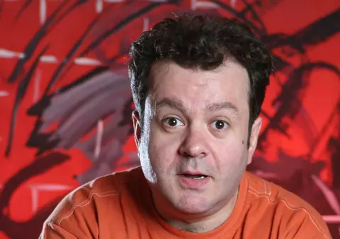 LIBERTATEA.RO îţi oferă UN SUPER CADOU DE SĂRBĂTORI. De astăzi, îndrăgitul DRAGOŞ MOŞTENESCU vă face să râdeţi ÎN FIECARE ZI