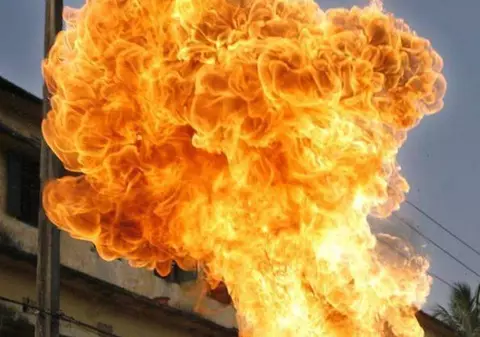 INCENDIU DEVASTATOR în a doua NOAPTE DE CRĂCIUN, la UN DEPOZIT din sectorul 4 al CAPITALEI!