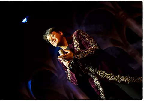 FUEGO ridică spectatorii în picioare! Iată cum a fost întâmpinat artistul la Focşani cu spectacolul său de colinde! | VIDEO