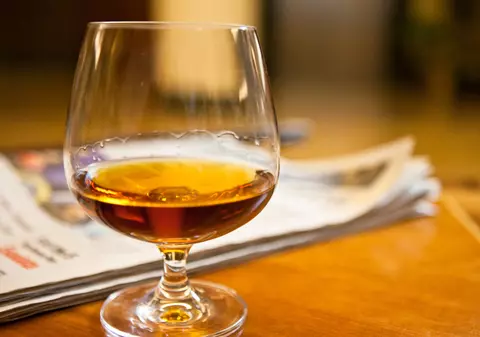 Nutriţioniştii îi avertizează pe cei care vor să «ude» Revelionul cu tărie! Vodka şi whisky-ul te îmbată cel mai rău!