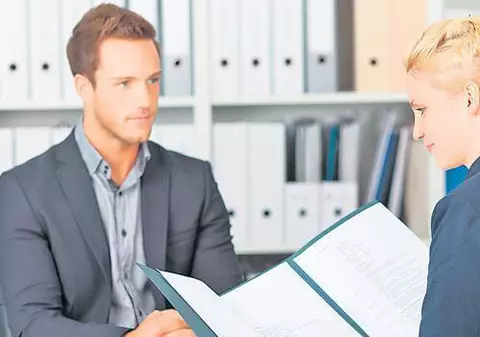 7 greşeli nonverbale pe care le fac candidaţii în timpul unui interviu