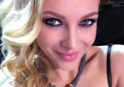 ÎI SURÂDE NOROCUL! Iată CE SCRIE PE RĂVAŞUL găsit de Lora în plăcinta de Anul Nou