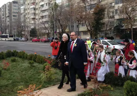 Loredana a petrecut 1 Decembrie cu un primar din Bucureşti!