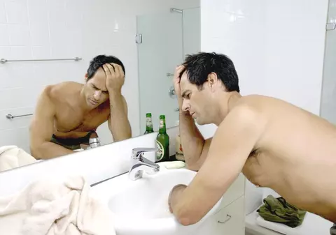 Ai exagerat cu băutura aseară, iar astăzi te-ai trezit cu dureri de cap şi greaţă? Află ce te poate ajuta să treci mai repede peste mahmureală!