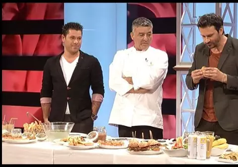 Tudor Constantinescu la „Top Chef”: „El mă învaţă cum să fac hamburgeri şi eu îl învăţ cum să facă ciocolată!”