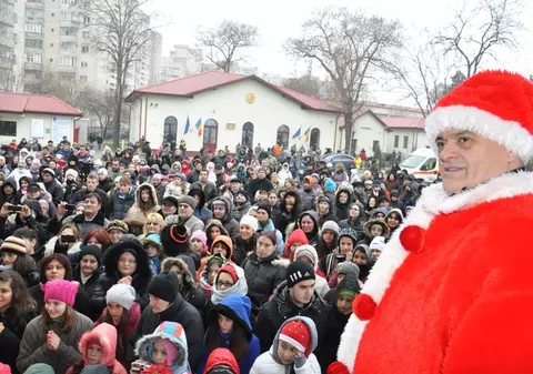 Primarul Neculai Onţanu a fost Moş Crăciun pentru mii de copii