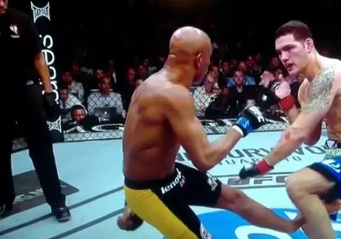 PICIORUL i s-a făcut ca PLASTILINA, după ce A DAT LOVITURA ASTA! Cel mai TARE LUPTĂTOR din UFC, RĂNIT GRAV după UN MECI pentru TITLUL de CAMPION! VIDEO