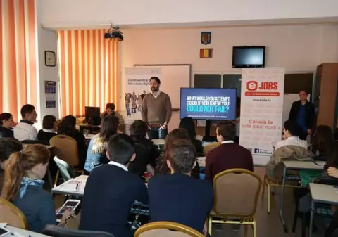 Un studiu făcut recent în România arată DE CE INTRĂ LICEENI PE INTERNET