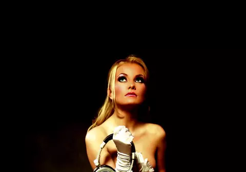 EXCLUSIV/ Sylvia face bani cu vocea fără să cânte. Înregistrează meditații ghidate