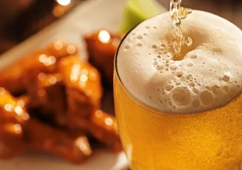Consumul moderat de bere fără alcool poate îmbunătăţi calitatea somnului